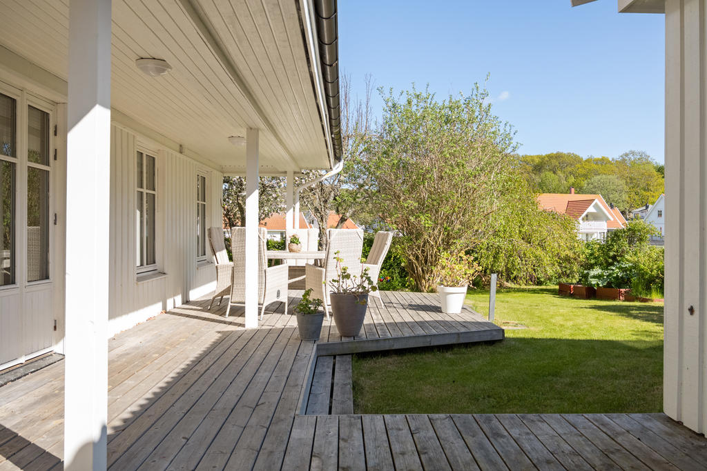 Terrass på baksidan huset.