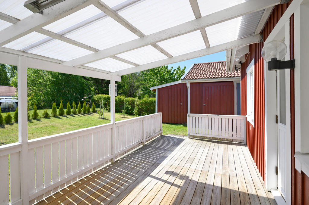 Bostadens altan på baksidan