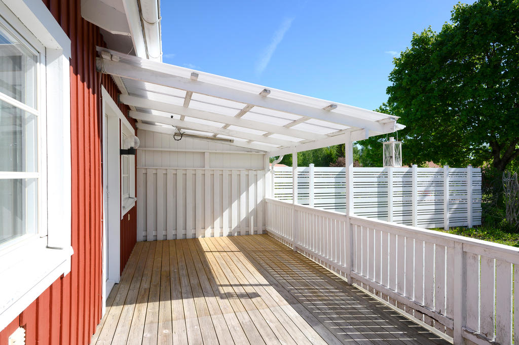 Bostadens altan på baksidan