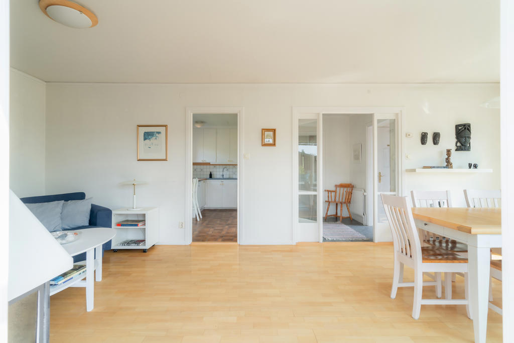 Vardagsrum mot kök och hall