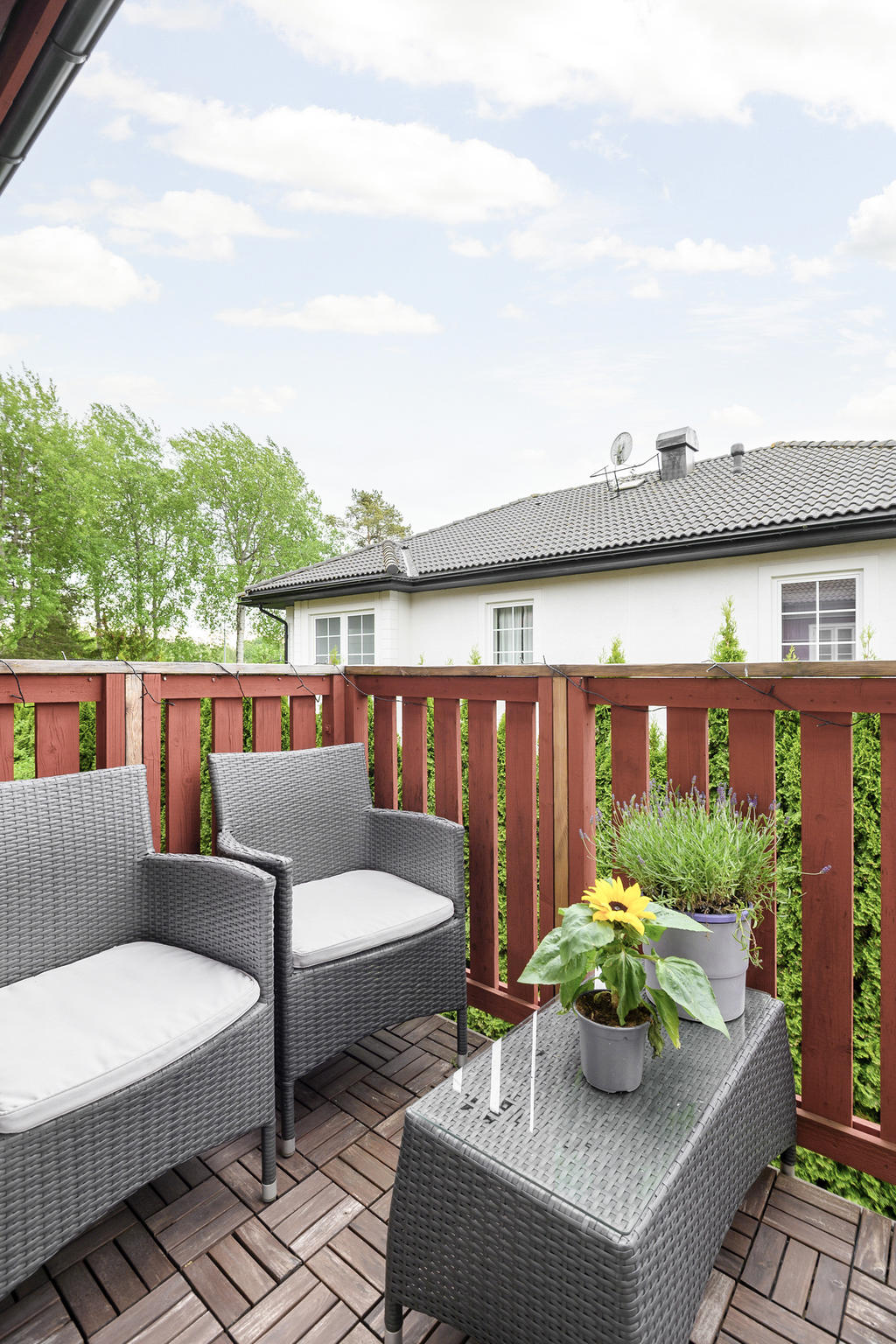 Balkong i bra storlek i grönska
