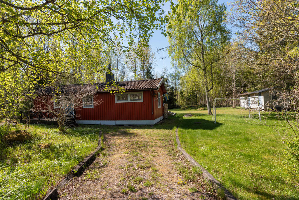 Uppfarten till huset med plats för flertalet bilar. 