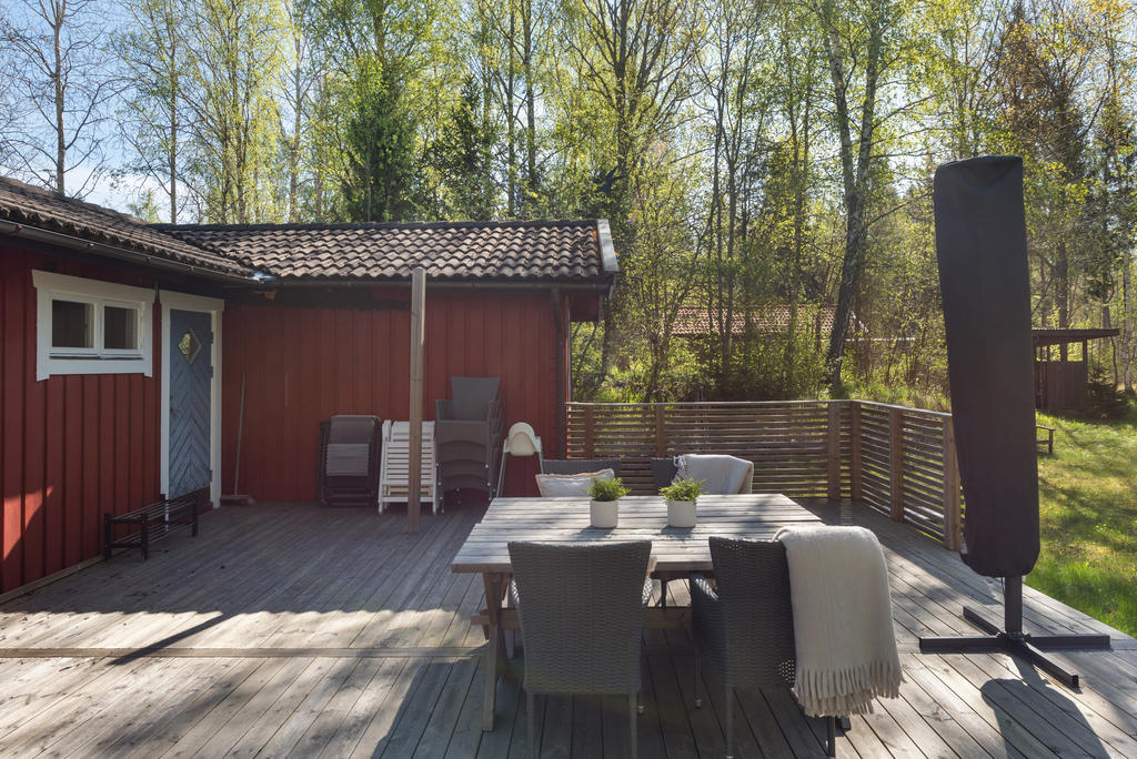 Den stora altanen på husets baksida, perfekt för härliga sommarkvällar. 