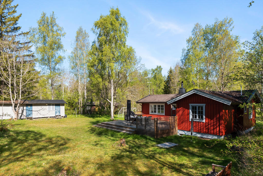 Stor tomt om 2088 kvm. Gårdslänga med förråd och ett sovutrymme med plats för dubbelsäng.