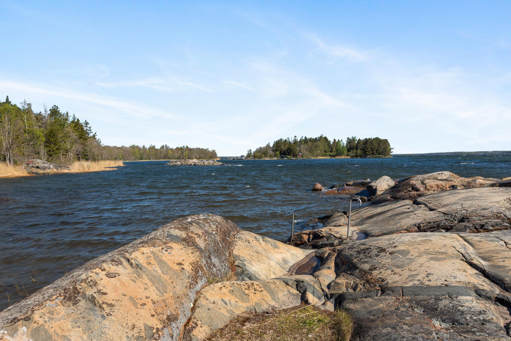 Salta bad från klipporna. 