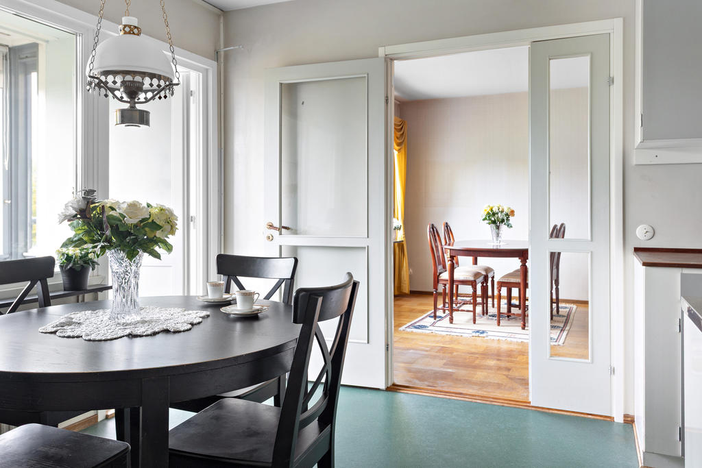 Fint dörrparti mellan kök och vardagsrum