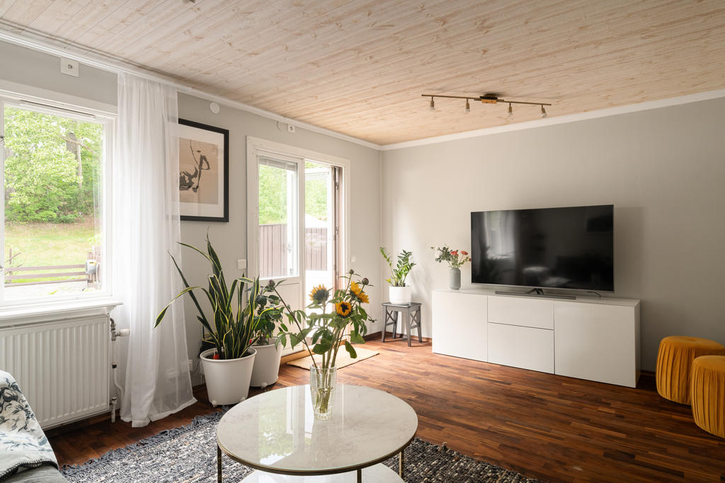 Vardagsrummet med utgång till den härliga uteplatsen.