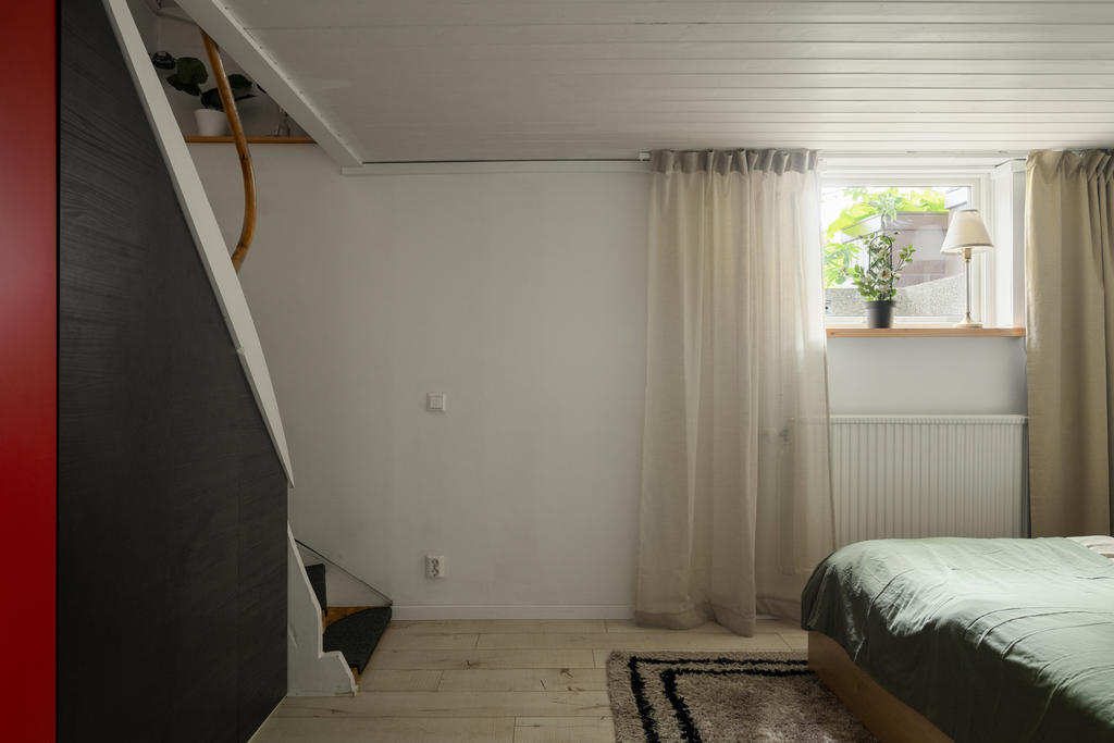 Gillestuga - Gott om förvaring i klädkammaren under trappan med tvättpelare samt tillgång till gym och duschrum.