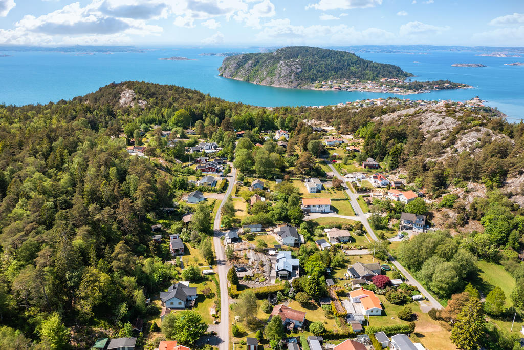 Inte långt till det glittrande havet och den vackra Bohuslänska skärgården!