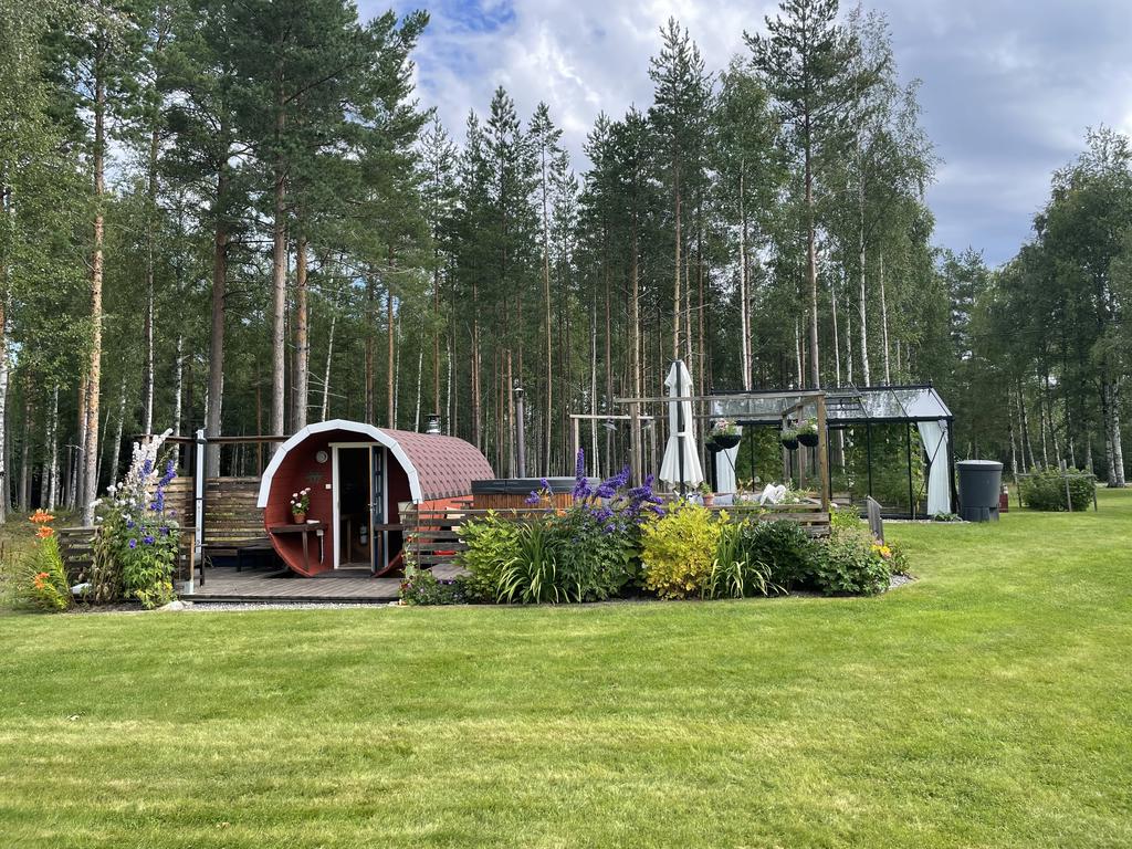 Bastu, badtunna, uteplats och växthus.