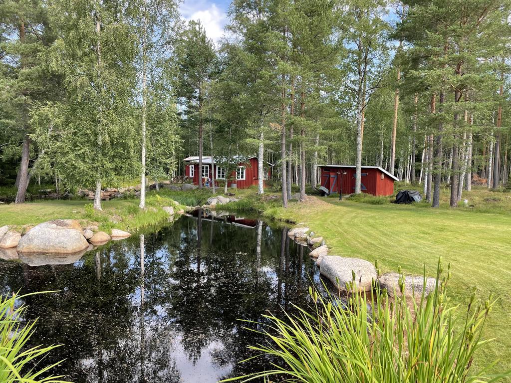 Bäckstugan och förrådsbyggnad.