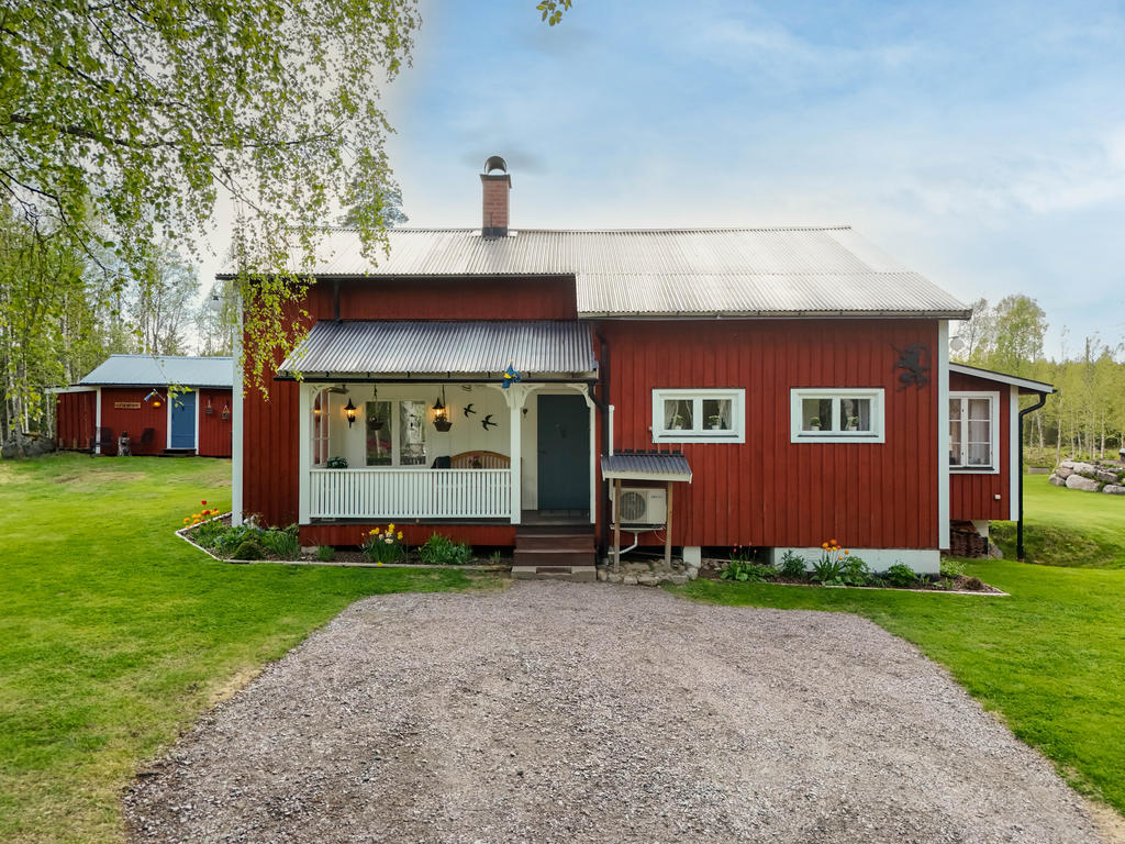 Entré i öst via en liten veranda med morgonsol. 