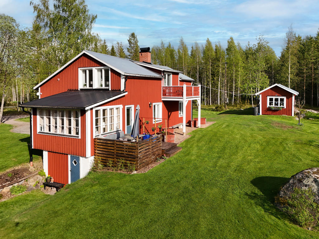 Fasad i nordväst, vilket gör att kvällssolens strålar letar sig in i uterummet. 