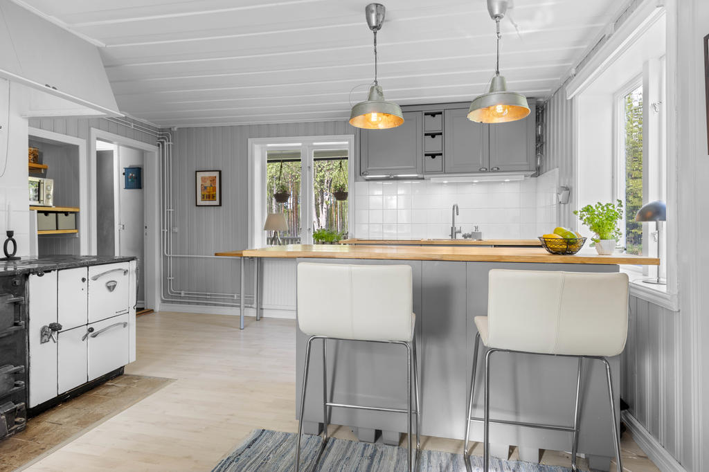 Smakfullt och lantligt renoverat kök med fungerande eldstäder. 