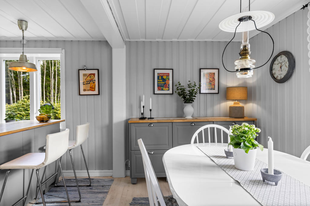 Del av kök med bl.a plats för matbord. 