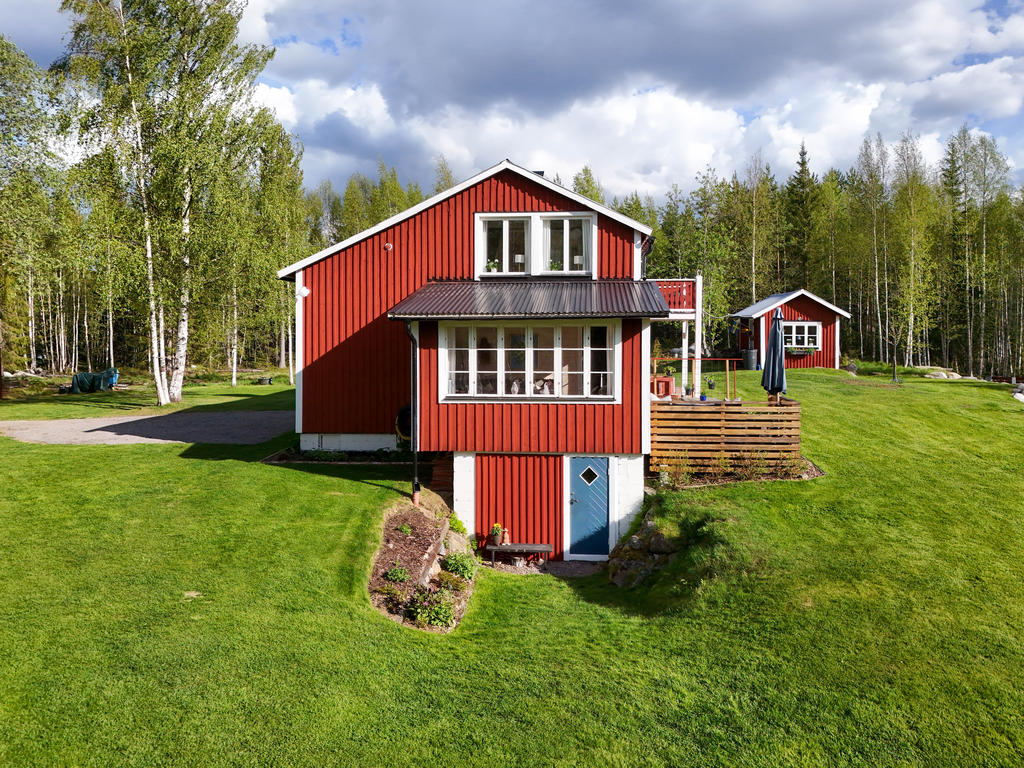 Fasad i norr med egen ingång till del av källare och uterum ovanpå. 