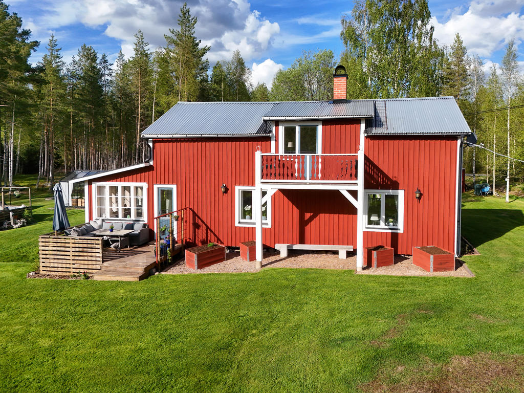 Fasad i väst med balkong och uteplats. 