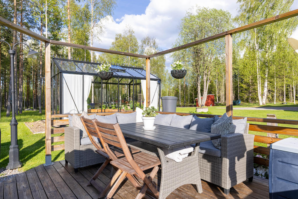 Uteplats intill badtunna och bastu. 