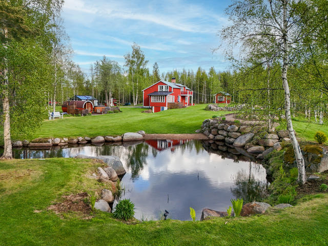 Vy från den anlagda dammen som finns på fastigheten. 