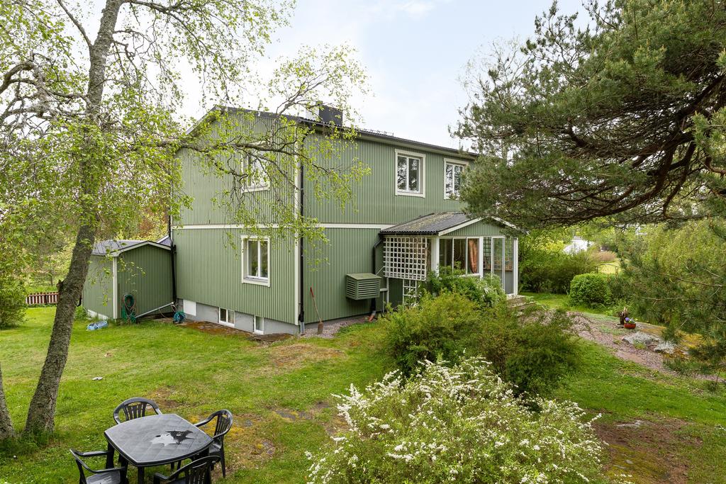 Trädgård på husets entrésida