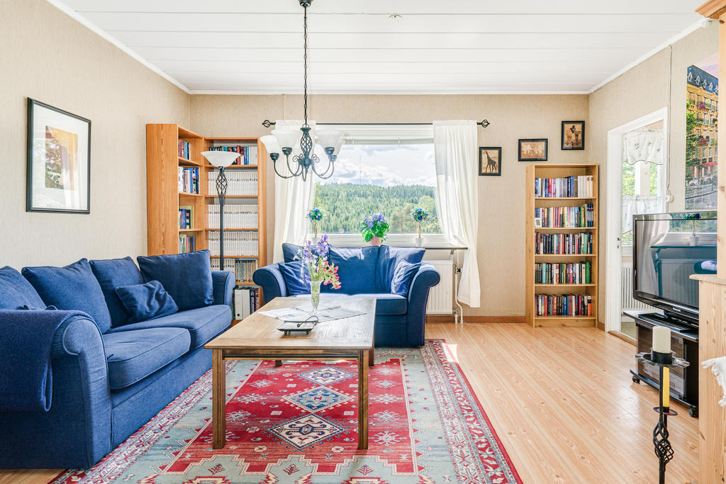 Gott om plats för större soffgrupp.