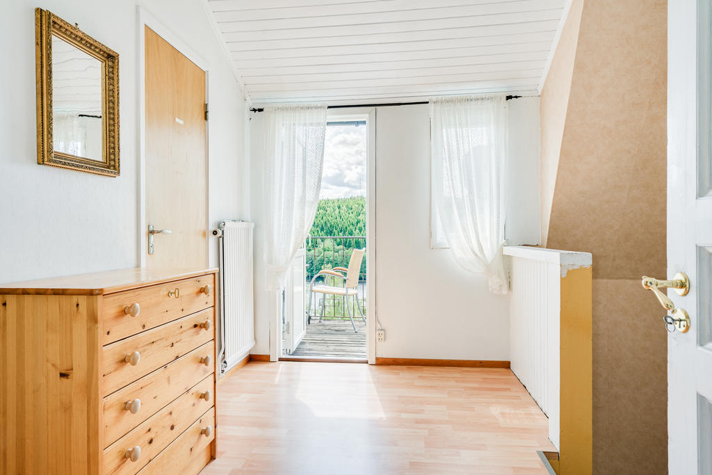 Övre hall med utgång till balkong.