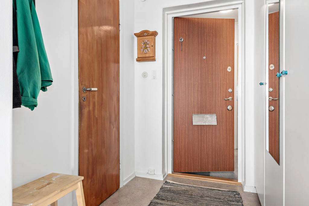 Hall med garderober och ingång till badrum
