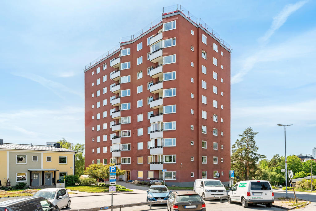 Entrésidan, där även gästparkeringar finns.