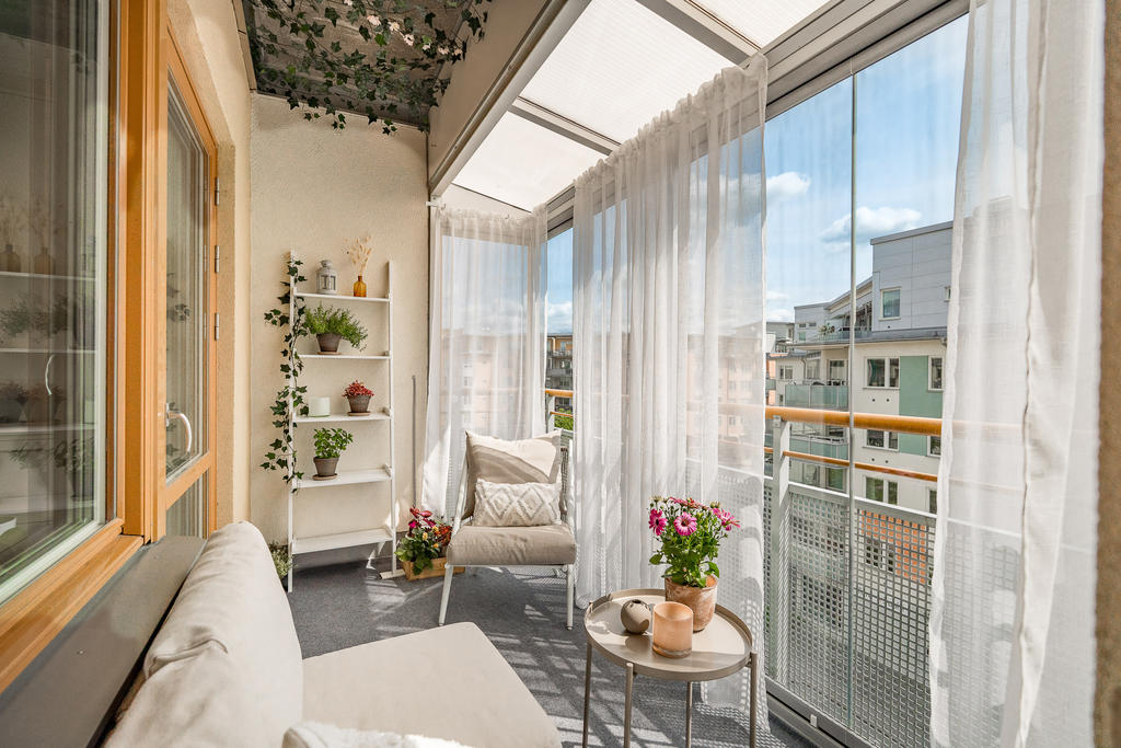Den inglasade balkongen med utgång från köket. Här kan ni njuta av den härliga solen i söderläge.