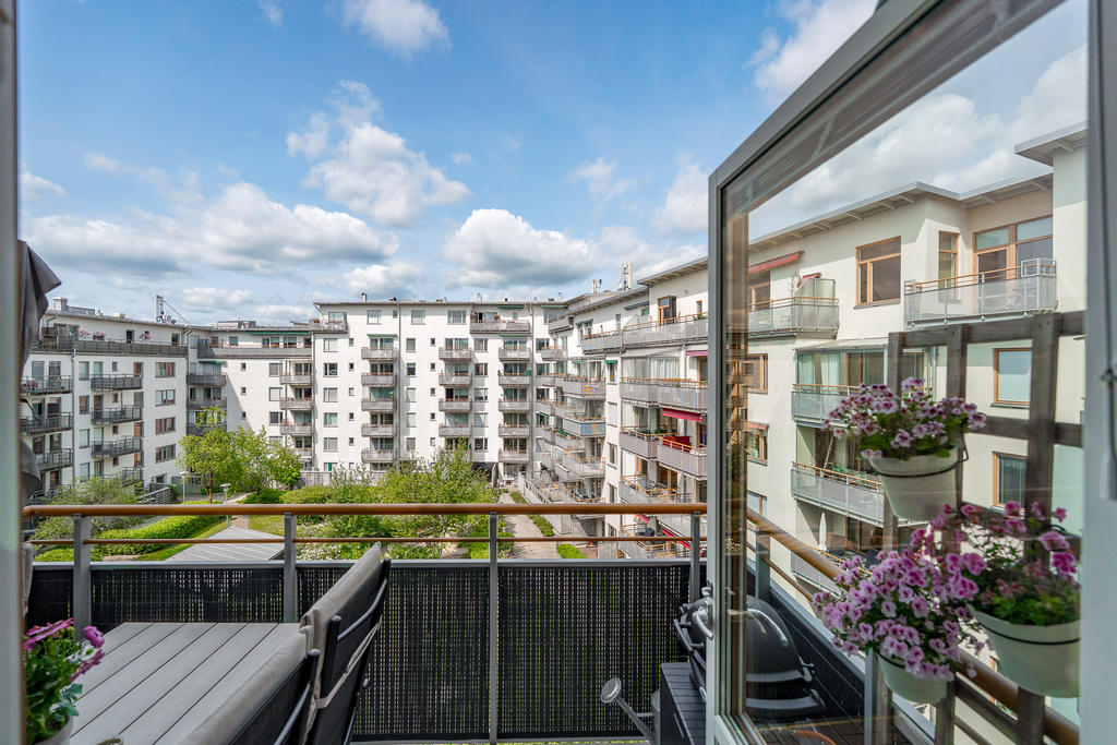 Bostadens balkong mot innergården