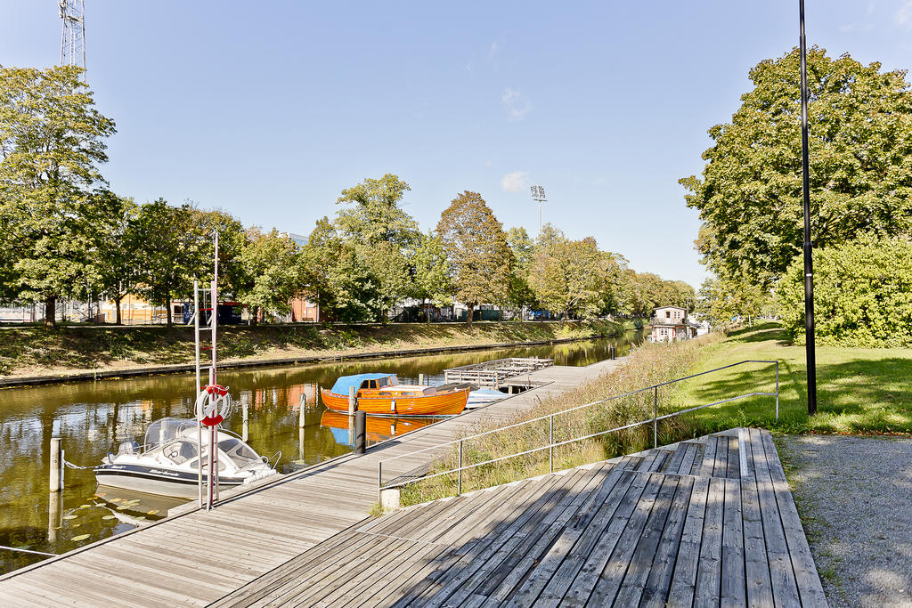 Bostaden ligger i direkt närhet till Fyrisån.