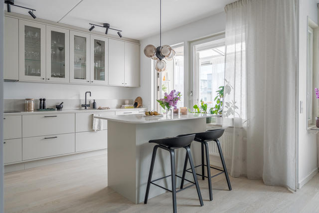 Varmt välkomna till Sågargatan 4B och denna fina och trivsamma bostad med två balkonger, varav en inglasad!