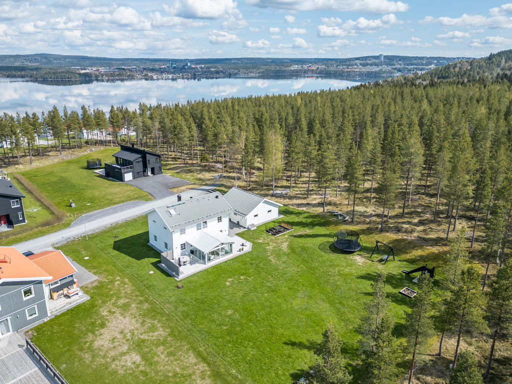 Nära till både skogen och Storsjön!