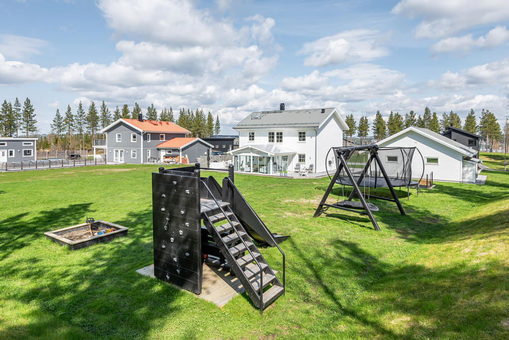 Stor och härlig trädgård med gott om plats för lek och avkoppling – dessutom finns en egen liten lekplats för de minsta.