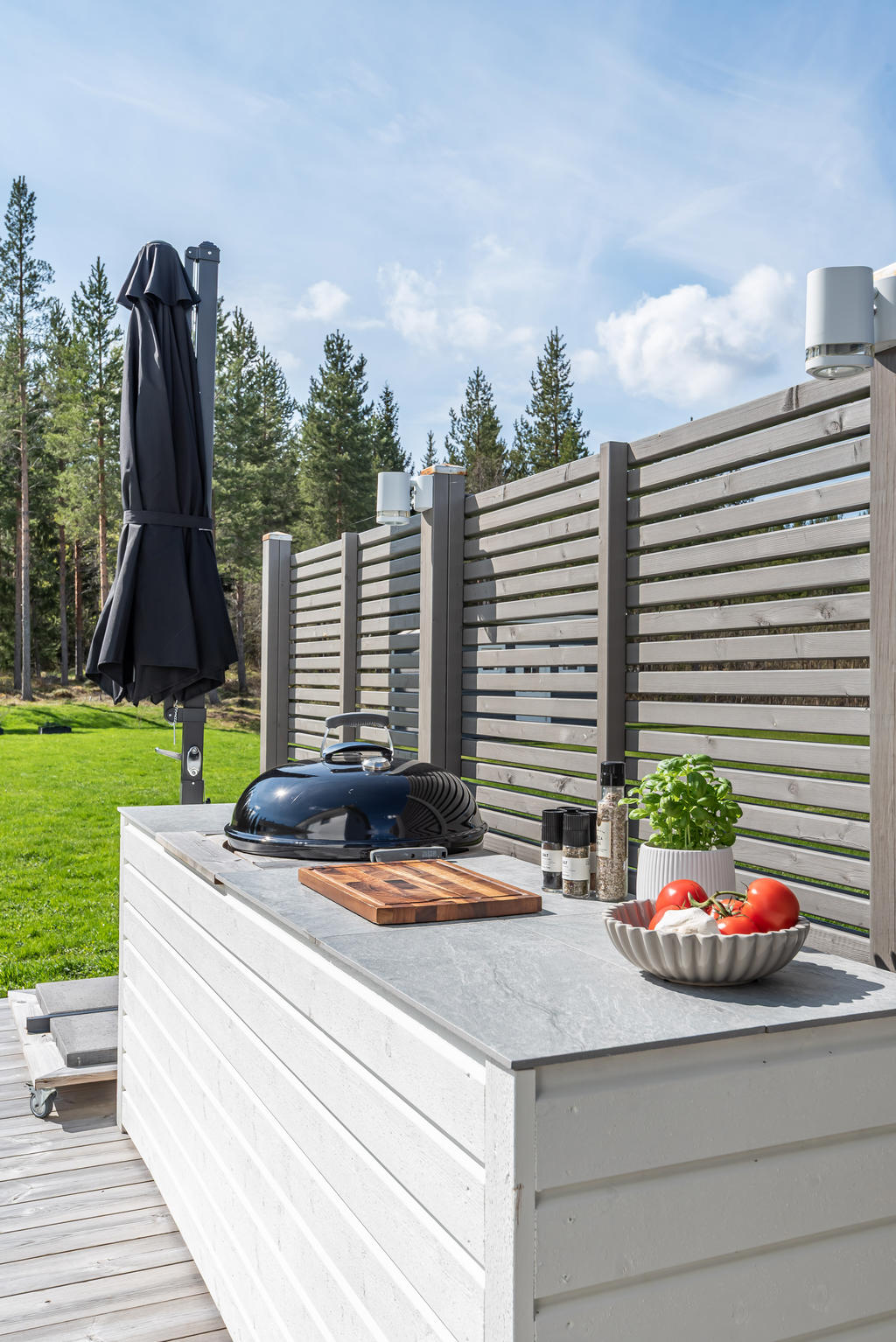 Inbyggd grill för sommarens grillkvällar!