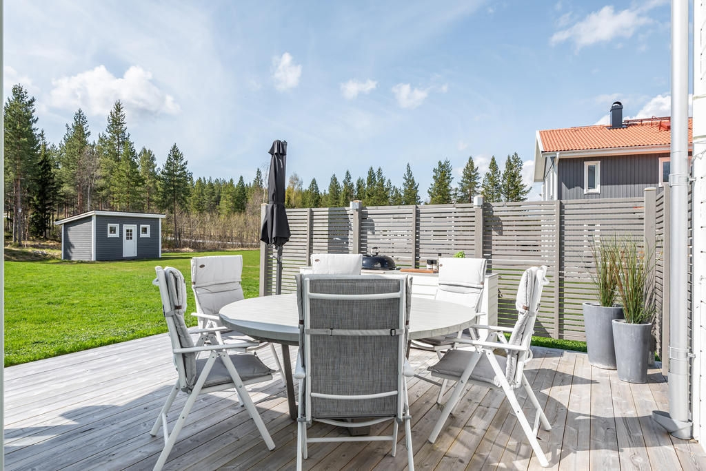 Matplats och utekök i direkt anslutning till uterummet.