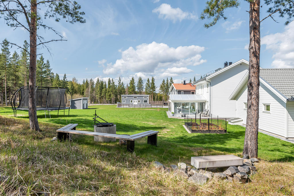 Trädgården erbjuder både plats för odling och en naturlig yta för grillkvällar – perfekt för dig som vill njuta av livet utomhus.