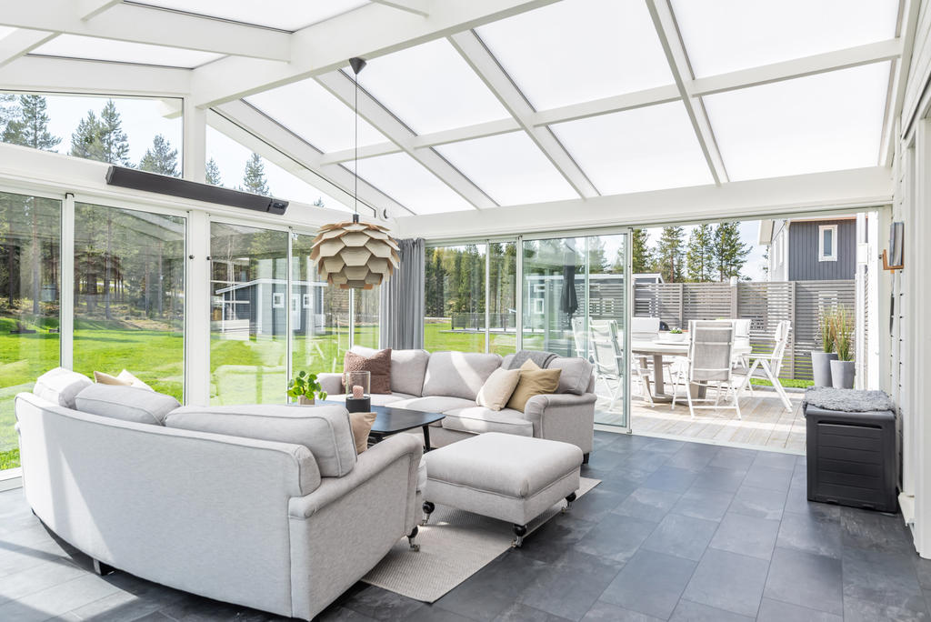 Inglasat uterum med isolerat golv och isolerade skjutdörrar med 2-glas. Detta rum är en härlig plats för umgänge oavsett väder!
