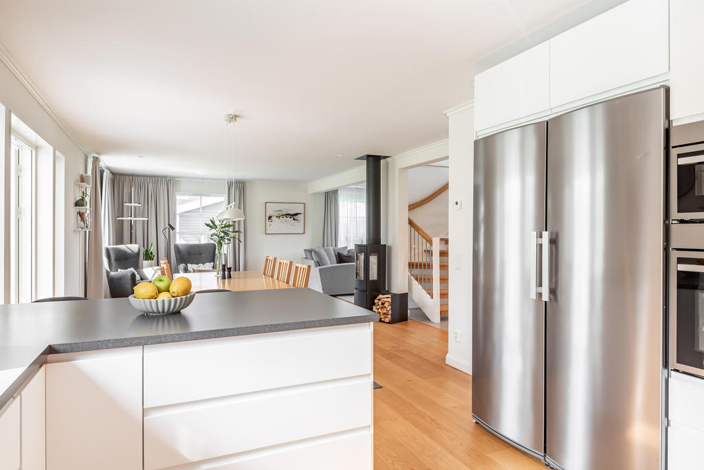 Öppen planlösning mellan kök och vardagsrum