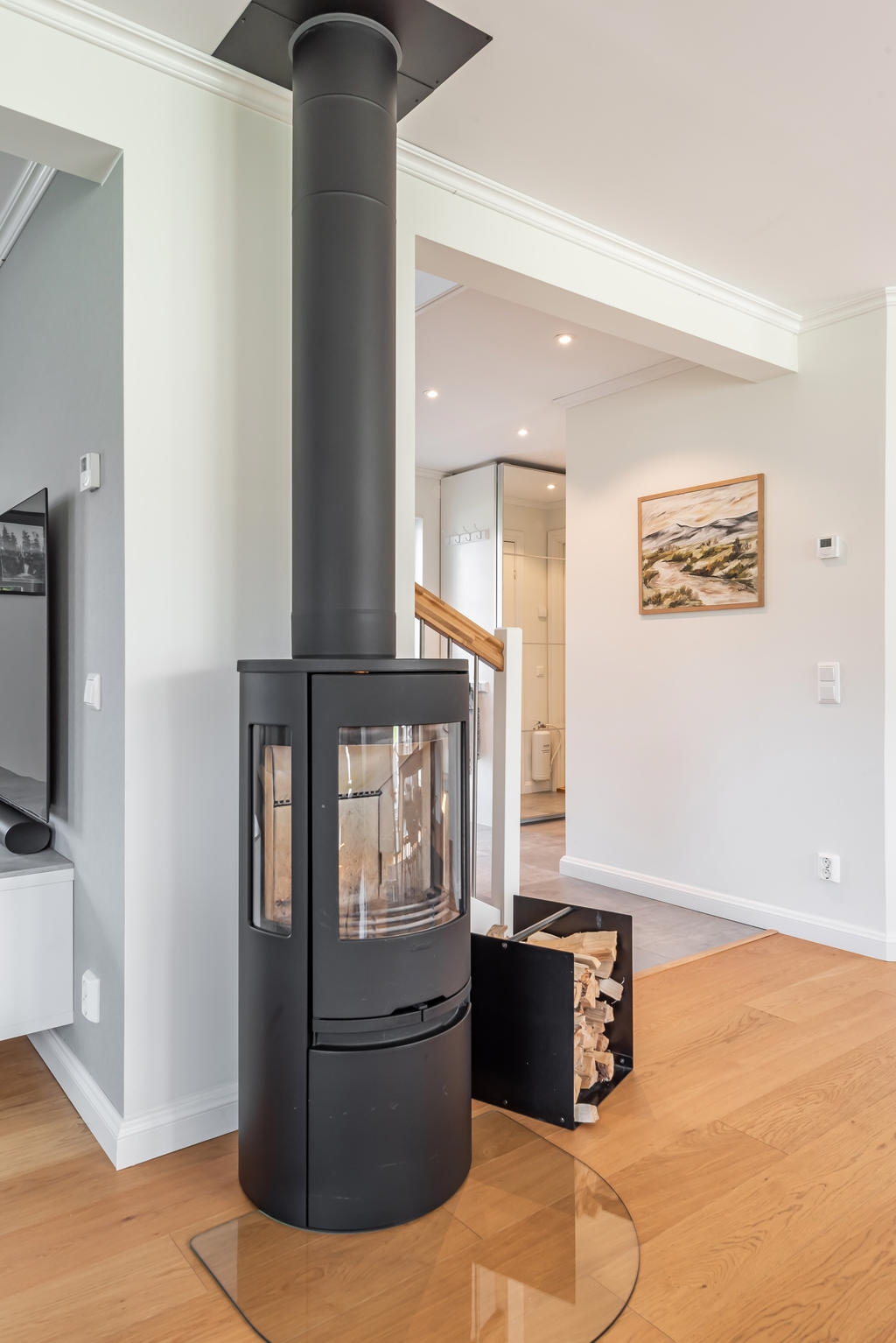 Stämningshöjande kamin som ger både värme och en ombonad känsla under årets kallare månader.