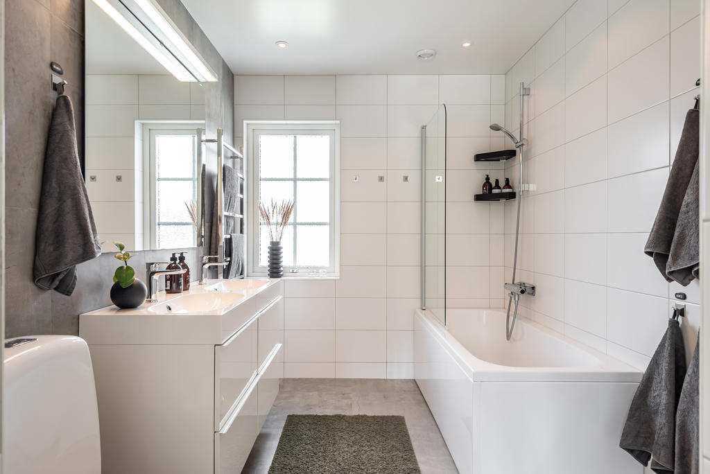 Smakfullt badrum med badkar – en plats för avkoppling och vardagslyx.