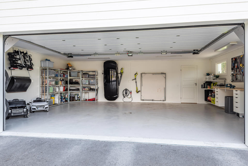 Stort garage med plats för två bilar