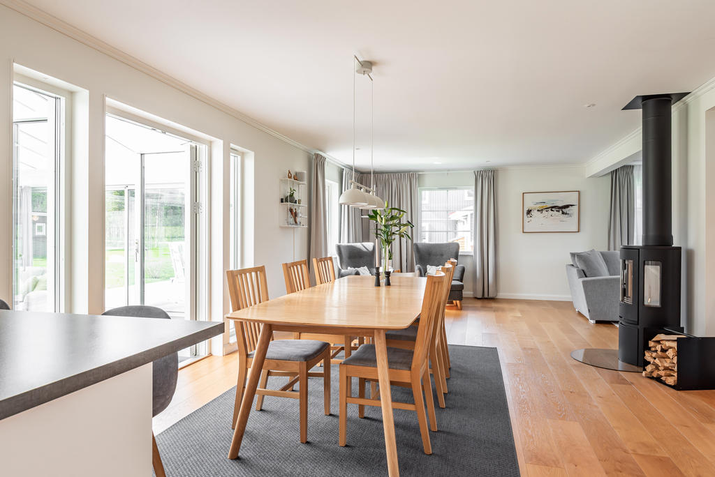 Härligt med matplats framför braskaminen