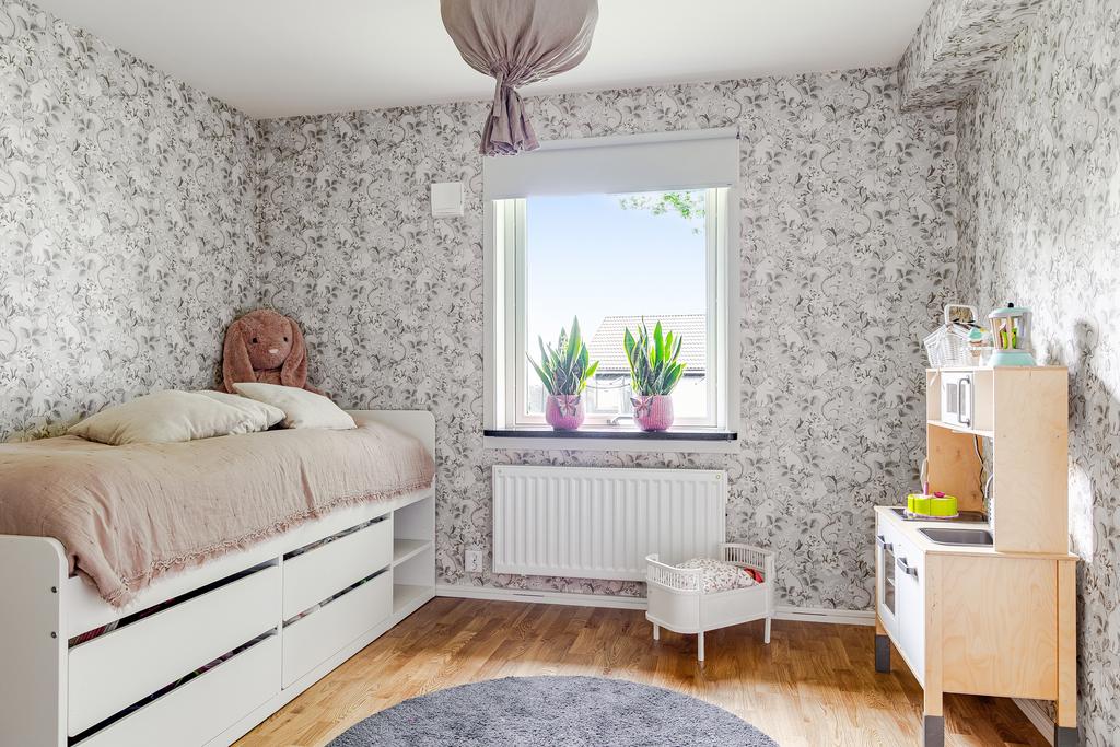 Barnrum med tapet och charmiga detaljer, plats för både vila och lek
