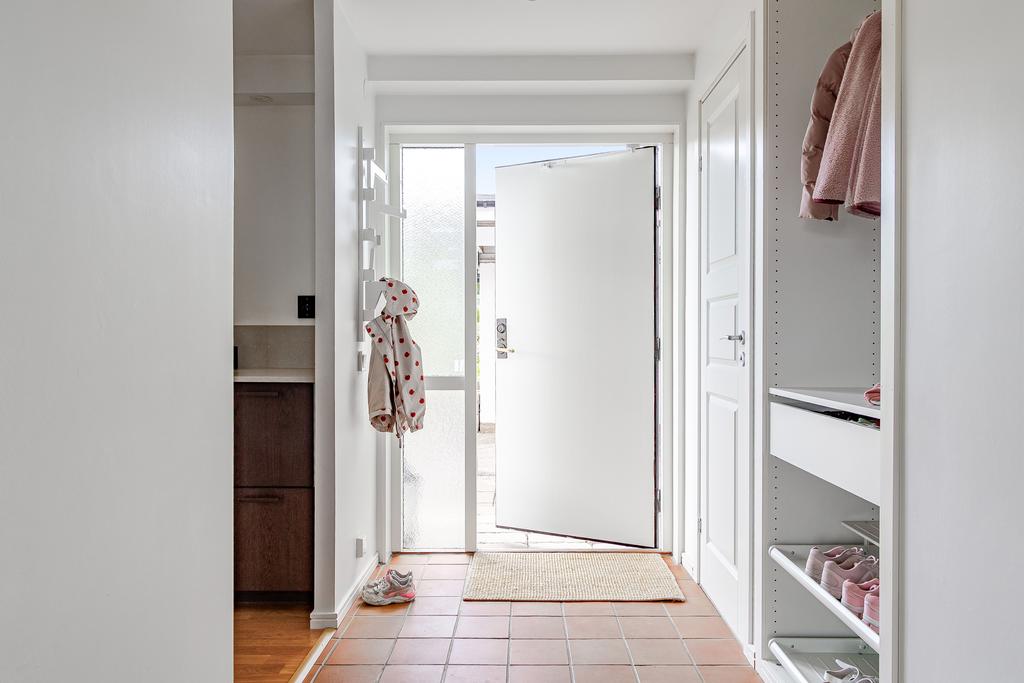 Välkommen till Hagmarksvägen 9 – där du möts av ett ljust golv och en entré med goda förvaringsmöjligheter