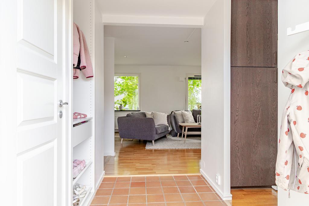 Välkomna in! Rakt fram i bild och till höger ligger vardagsrum/kök dvs de sociala ytorna 