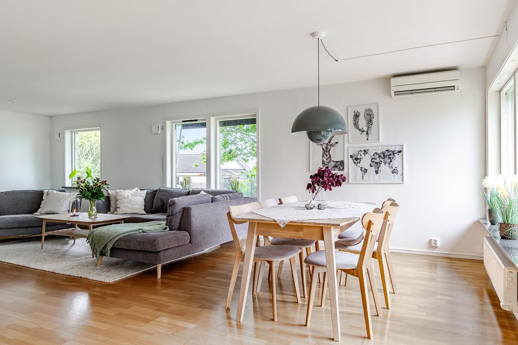 Matbord i centralt läge, med god överblick mot husets sociala ytor
