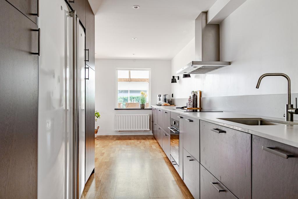 Köket färdigställdes 2023 och har en modern och stilren design med generösa arbetsytor och gott om förvaringslösningar