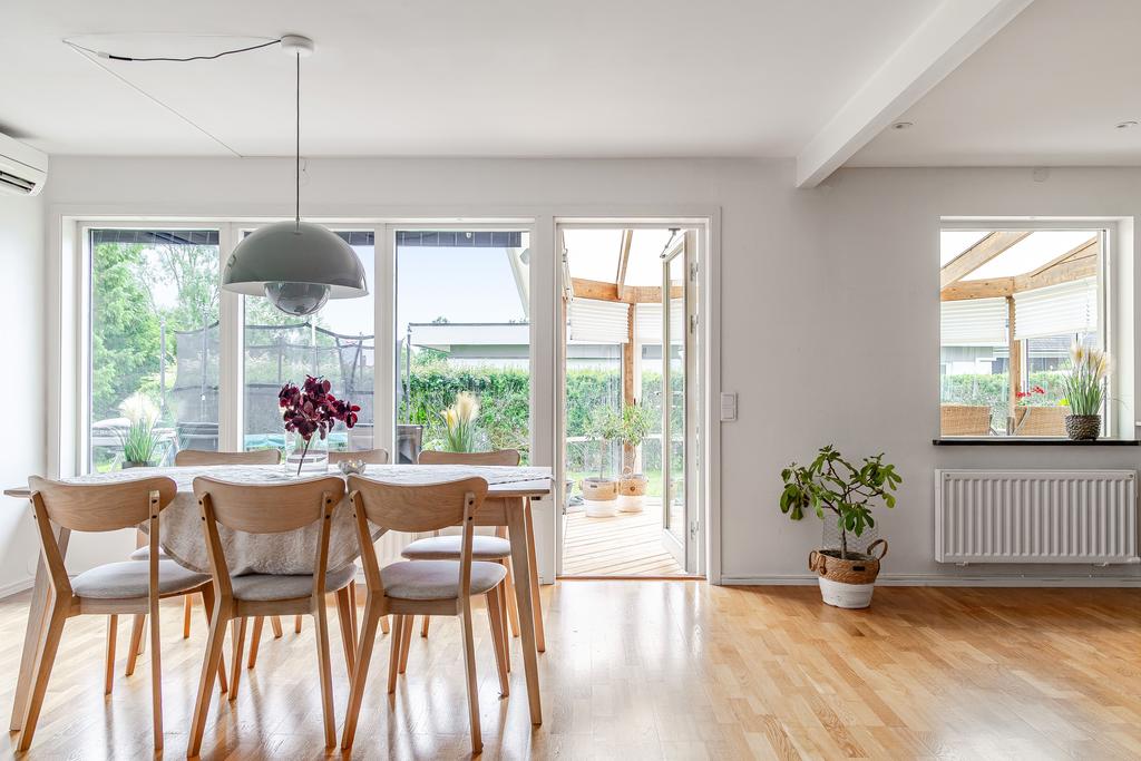 Matplats i öppen planlösning, där ljuset flödar in från flera håll