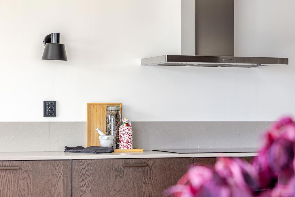 Här finns gott om förvaring och arbetsyta för matlagning